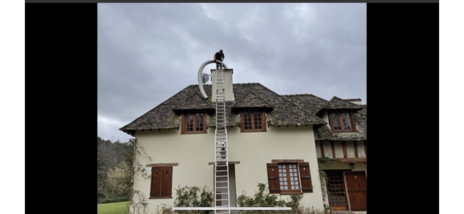 Pose d'un conduit de fumée en toiture par SC Energies, sur une maison à pans de bois près de Gisors